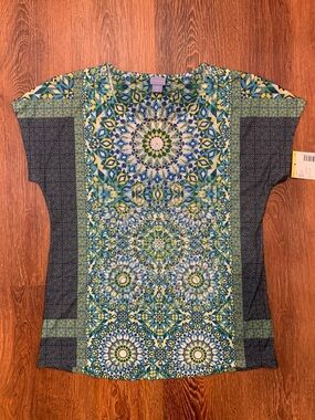 LAURA SCOTT Kaleidoscope Print Top Size M Green Blue Yellow Shiny Embellishment
